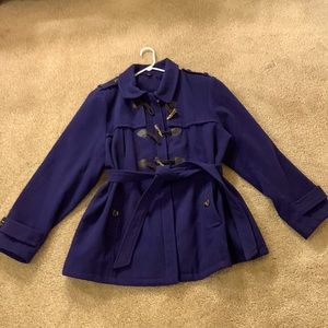 Pretty Navy pant coat in excellent condition. Toggle buttons zipper and belt